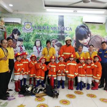 Petugas Pemadam Kebakaran Mengunjungi Saint Monica Kelapa Gading